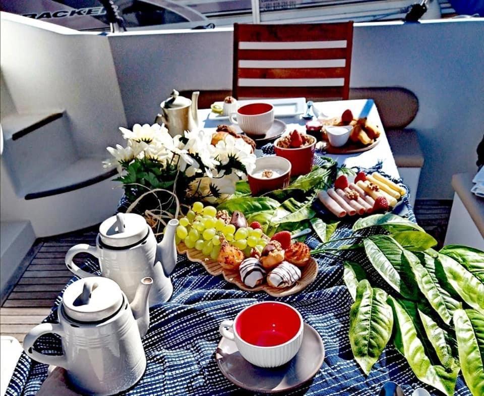 Aquadouro Yacht Radames - Sleep Boat Experience Hotel กัสเตโล เด ไปวา ภายนอก รูปภาพ
